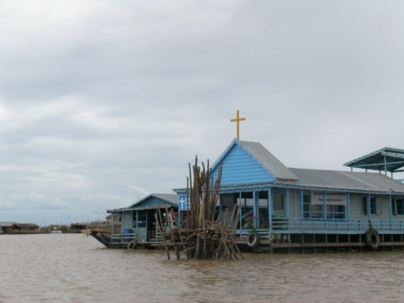 写真８　トンレサップ湖の浮き水上教会（水上生活地域）