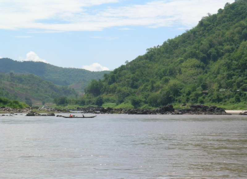 写真1 ラオス側の船着き場ファイサーイを出発