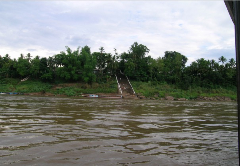 写真３　ルアンパバーン船着き場