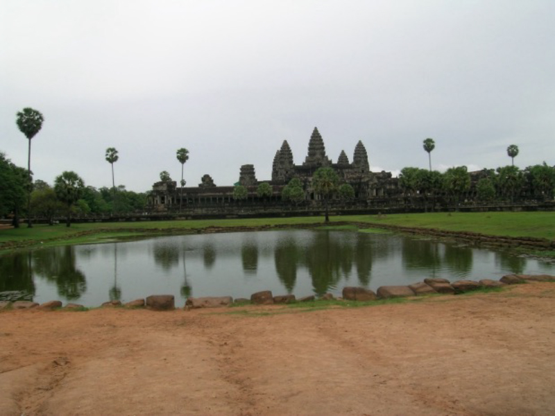 写真７　アンコールワット正面